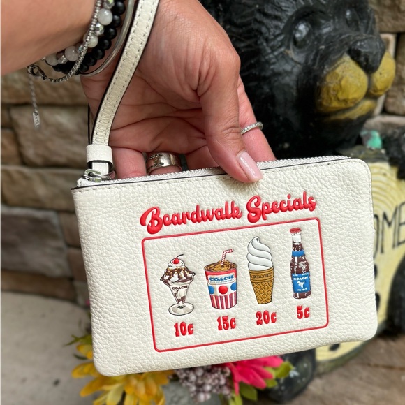 Authentic COACH pebbled leather zip top wristlet - Picture 6 of 11